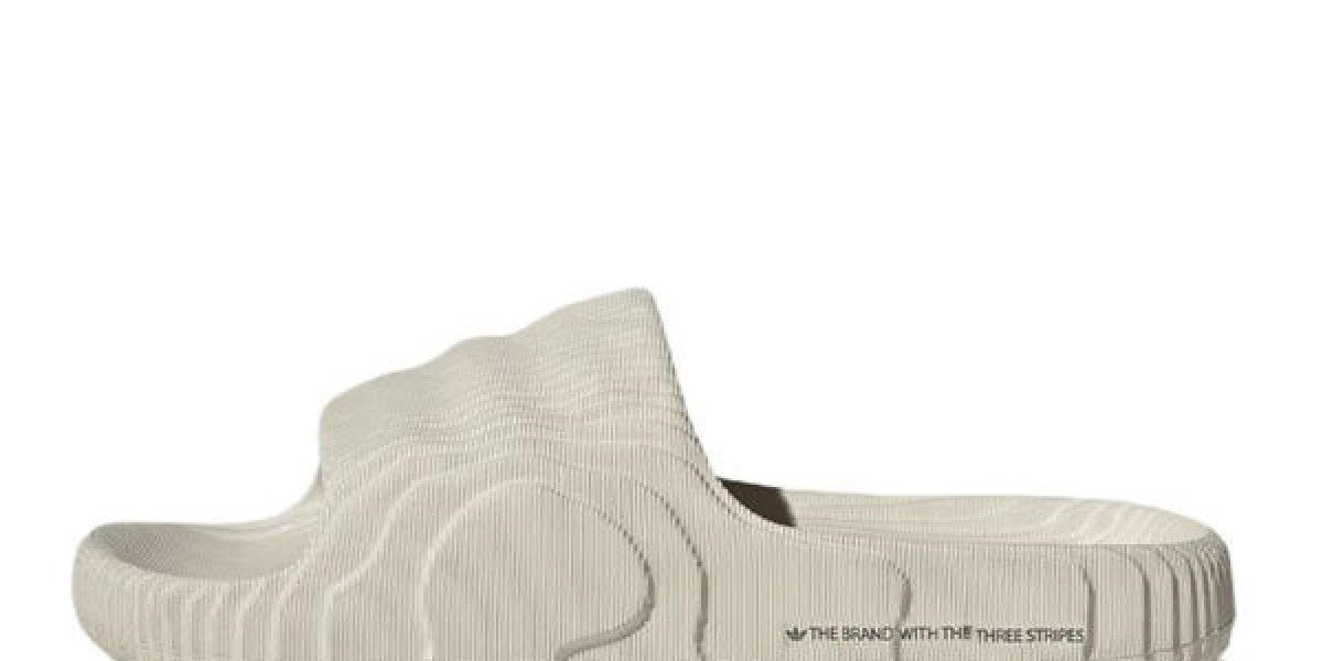 不只居家穿！YEEZY SLIDES 如何成為街拍神器？